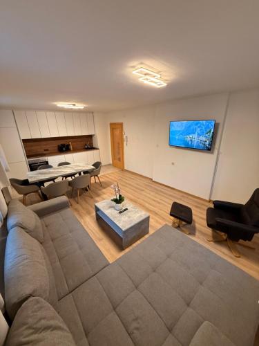 una sala de estar con un sofá y una mesa en Appartement Kodra, en Sonnberg