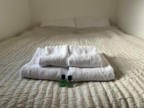 Postel nebo postele na pokoji v ubytování Light & Stylish Loft Apartment in Heart of the Old Town