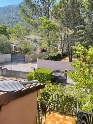 Aux portes des Cévenne في سانت هيبوليت - دو - فورت: منظر من شرفة المنزل