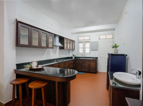 Η κουζίνα ή μικρή κουζίνα στο Lilac Haven Villa