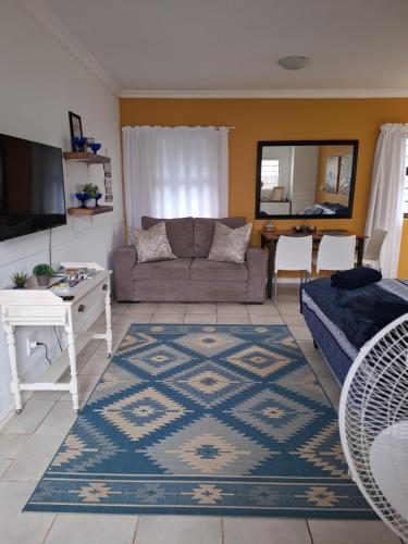 Телевизор и/или развлекательный центр в The Hilton Stay Cottages