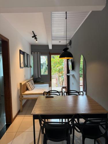 ein Esszimmer mit Tisch und Stühlen und einer Couch in der Unterkunft Pituba Ville - Ap - 1 andar - 2/4 in Itacaré