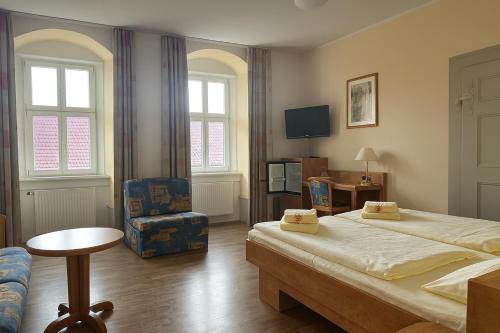 Ένα ή περισσότερα κρεβάτια σε δωμάτιο στο Schlosshotel am Hainich