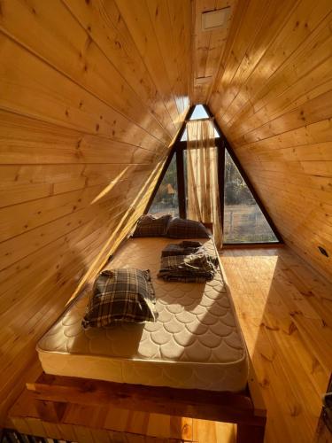 Sunset Cottage Busheti : منظر علوي لسريرين في منزل شجرة