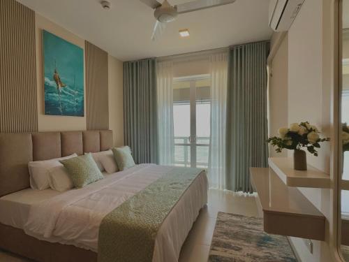 Ένα ή περισσότερα κρεβάτια σε δωμάτιο στο Ocean Luxe - Beachfront Stay with Infinity Pool