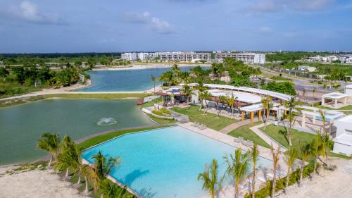een luchtfoto van een resort met zwembad bij Villa Castillo in Higuey