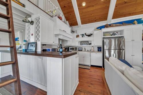 Η κουζίνα ή μικρή κουζίνα στο Destin Harbor Cottage Boat Slip Pickleball Fun