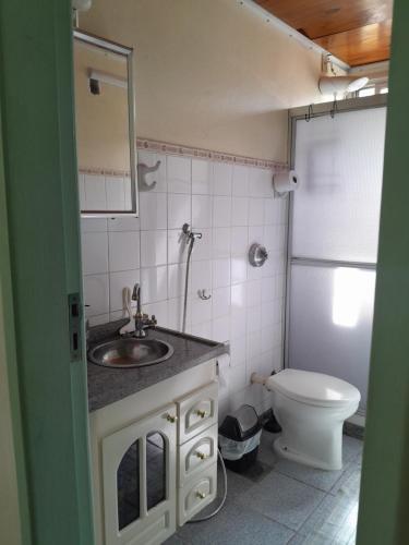 a bathroom with a sink and a toilet at Recanto aconchegante próximo ao mar in Vila Velha
