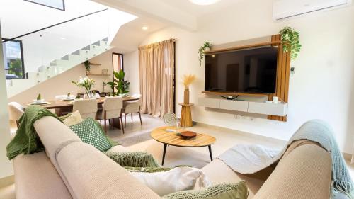 een woonkamer met een bank en een tafel bij Villa Castillo in Higuey