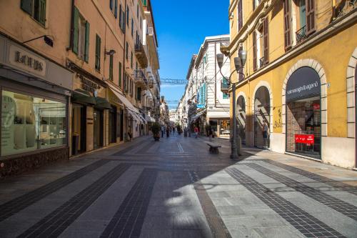 una strada vuota in una città con edifici di La casa di Marge a Sanremo