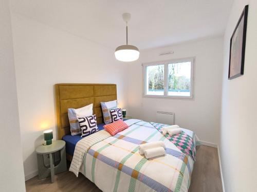 L'Art Pop - Chic & Coloré Plage à 5 min en voiture في Biville-sur-Mer: غرفة نوم بها سرير ونافذة