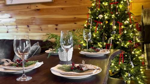 Nápoje v ubytování Enchanted Forest Cabin And Teepee! Lights & Laser Show! Private Hot Tub! Unique Stay!