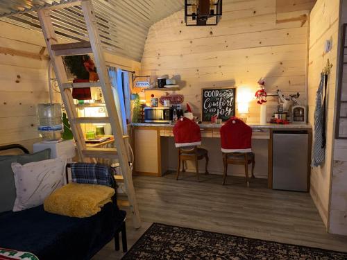 ein kleines Zimmer mit Küche und Etagenbett in der Unterkunft Creekwood Cottage in Peru