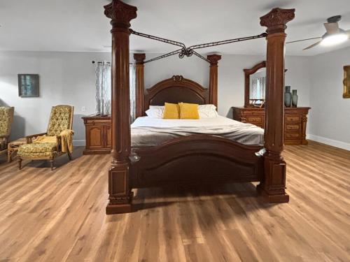 una camera con letto a baldacchino e sedia di Blindfrog a Scottsboro