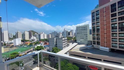 AP bem localizado na Praia do Canto في فيتوريا: منظر للمدينة من شرفة مبنى