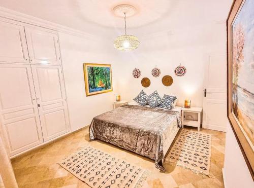 Ένα ή περισσότερα κρεβάτια σε δωμάτιο στο urban oasis in harhoura steps from the beach