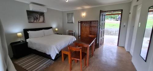 Ένα ή περισσότερα κρεβάτια σε δωμάτιο στο Sunset Safari Camp at Hluhluwe Game Park