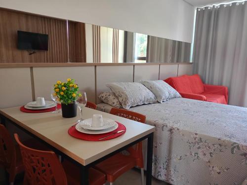 タマンダレーにあるFlat has rooftop with barbecue and sea viewのベッドルーム1室(ベッド1台、テーブル、皿、カップ付)