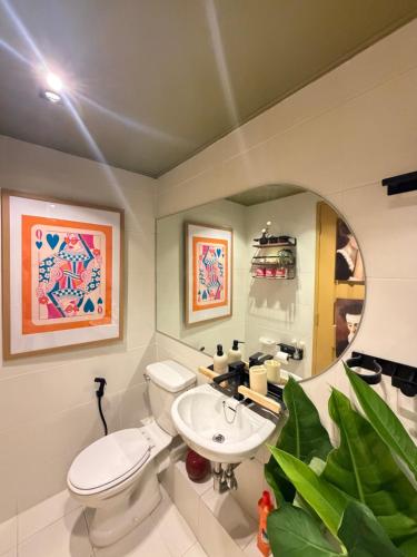 Ένα μπάνιο στο House of Keul - 2BR cozy condo in Dumaguete with pool and free laundry for long term guests up to 4 pax