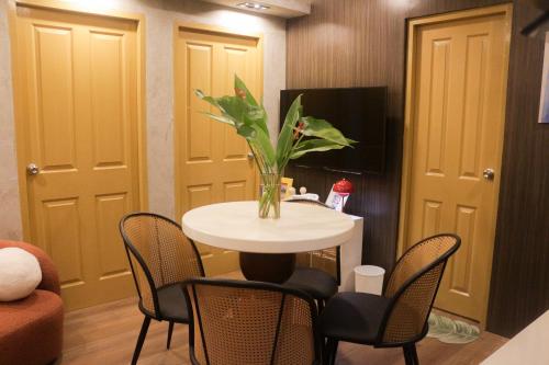 Χώρος καθιστικού στο House of Keul - 2BR cozy condo in Dumaguete with pool and free laundry for long term guests up to 4 pax