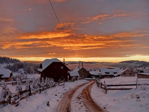 Sekulić にあるCozy Cabinの夕日を背景にした雪に覆われた村