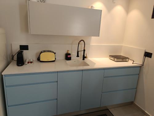 Η κουζίνα ή μικρή κουζίνα στο Global Rabin apartment דירה לטווח קצר