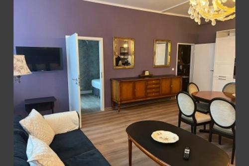 Una televisión o centro de entretenimiento en BoLA Ferienwohnung Hamburg Nr 22 EG für 4 Personen, Parkplatz