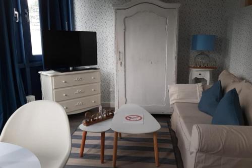 Et tv og/eller underholdning på BoLA Ferienwohnung Hamburg 54 für bis zu 2 Personen