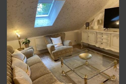 Et tv og/eller underholdning på BoLA Ferienwohnung Hamburg Nr 28 Shabby für 7 Personen, Parkplatz