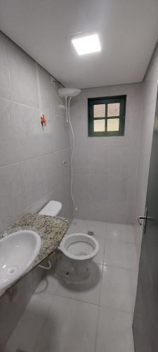 Hostel33 brazil praia في كاراغواتاتوبا: حمام مع مرحاض ومغسلة