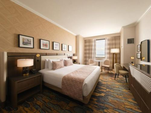 Un pat sau paturi într-o cameră la Hotel Atlantis Suites By signature Stays