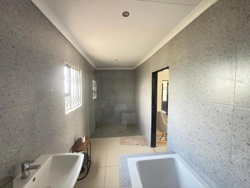 Koupelna v ubytování Latifahs Home