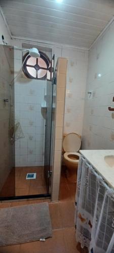 een badkamer met een douche, een toilet en een wastafel bij casa dos MORAIS in Angra dos Reis