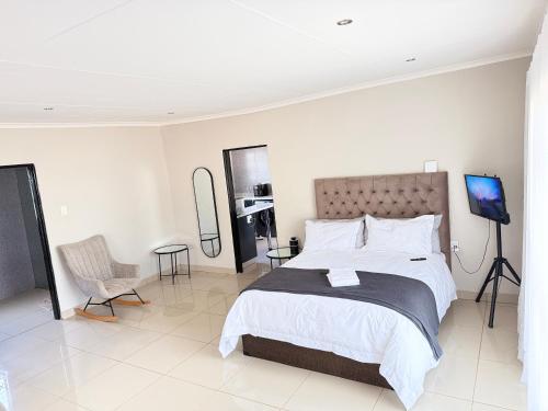 Postel nebo postele na pokoji v ubytování Latifahs Home