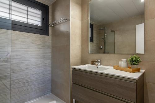 un baño con lavabo y ducha en Los Flamencos Isla Canela I, en Isla Canela