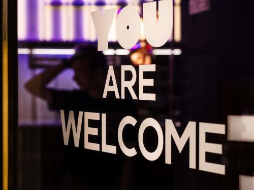 een raam met een bordje waarop staat dat je welkom bent bij You Hotel Budapest - Handwritten Collection in Boedapest