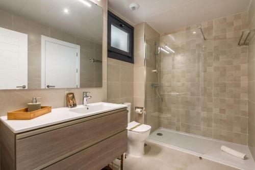 Un baño con lavabo, inodoro y ducha. en Los Flamencos Isla Canela 2, en Isla Canela