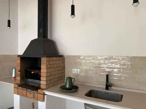 une cuisine avec une cuisinière et un évier dans l'établissement Casa da Se Modern Comfort Silves best choice, à Silves