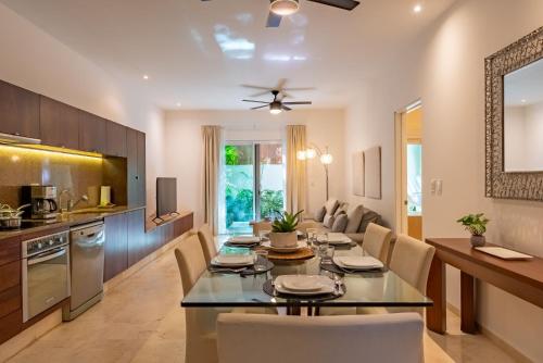 a kitchen and dining room with a table and chairs at Papaya 15 Apartments in Playa del Carmen