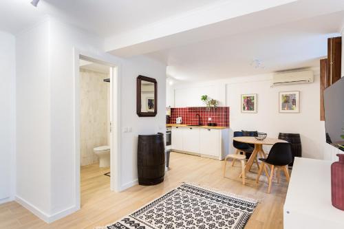 a kitchen and living room with a table and chairs at Casa da Se Cottage in Silves