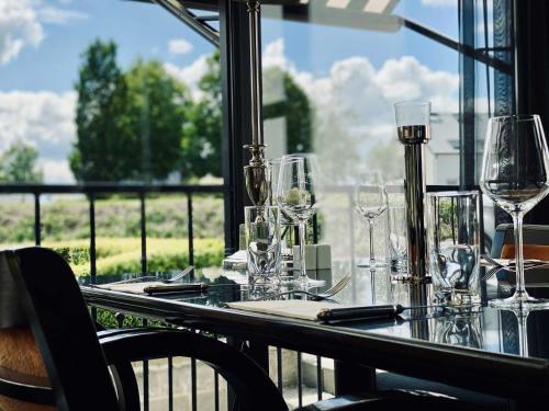 Una mesa con copas de vino encima. en Hotel Pommerloch, en Pommerloch