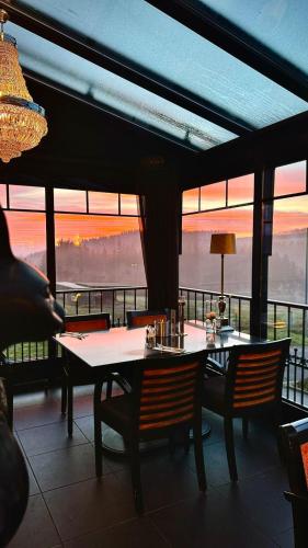 comedor con mesa y sillas con vistas en Hotel Pommerloch, en Pommerloch