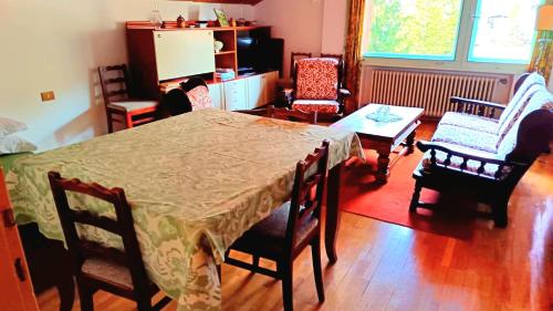 Χώρος καθιστικού στο Luminoso e centralissimo attico, splendida vista panoramica sulle Dolomiti e sulle piste olimpiche