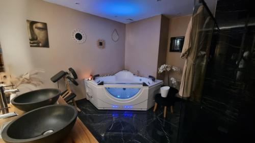 Una cama o camas en una habitación de Nouveau - L'instant Passion - Love Room