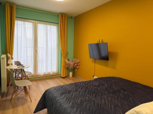 En eller flere senge i et værelse på Rumia Apartment by JumpInHere