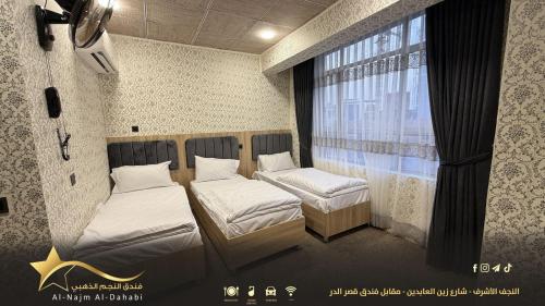 纳杰夫Hotel golden star的有窗户的房间里有两张床