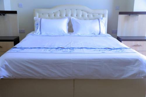 En eller flere senge i et værelse på Lake Victoria Grand View