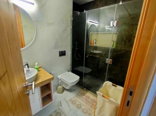 Ένα μπάνιο στο Modern appartement close to rabat Cornish