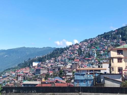 En generel udsigt til bjerge eller udsigt til bjerge taget fra kroen