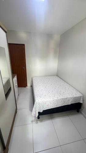 Giường trong phòng chung tại Apartamento dois quartos em Guriri Sul
